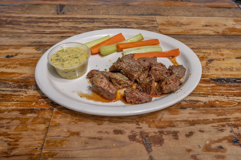 Cajun steak bites with béarnaise, carrots and celery